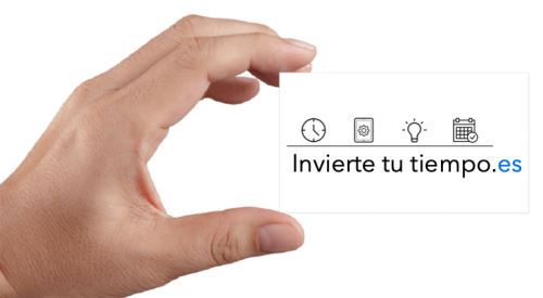 mano_tarjeta_azul-min